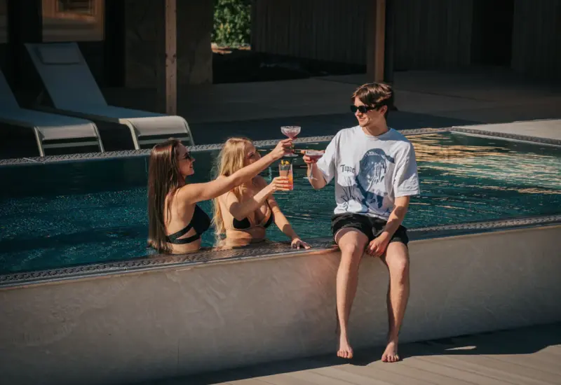 Chłodny napój przy basenie– Jabłonki Resort & SPA