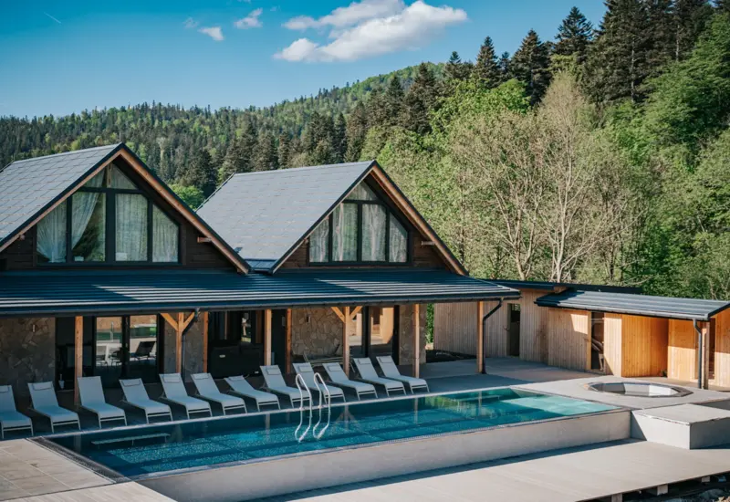 Leżaki z widokiem na góry obok basenu – Jabłonki Resort & SPA