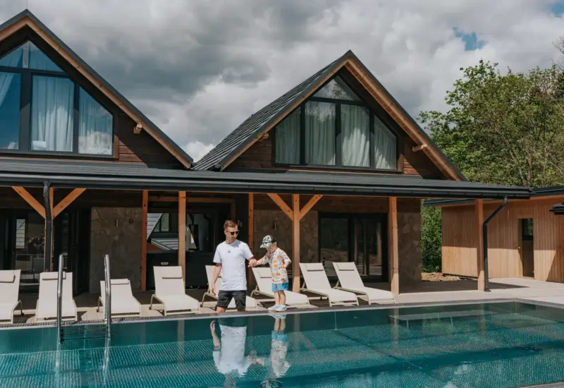 Rodzinny wypoczynek przy basenie w słoneczny dzień – Jabłonki Resort & SPA
