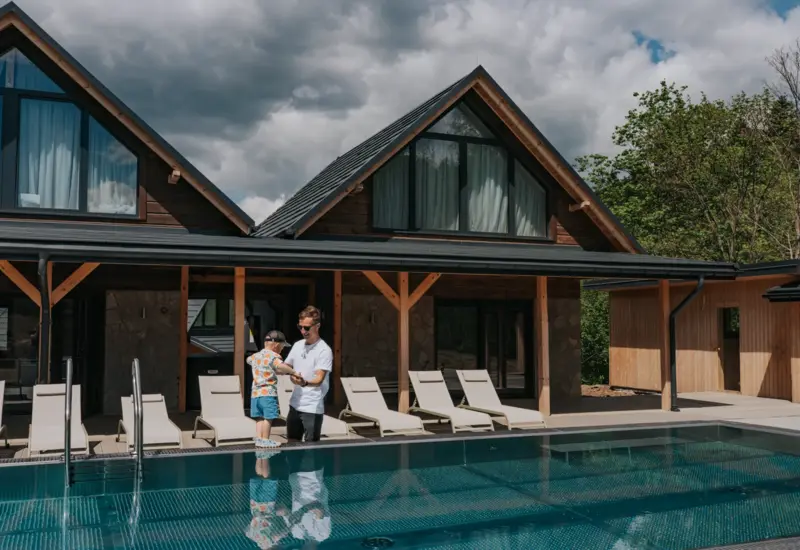 Rodzinna zabawa w basenie – ojciec i syn w akcji – Jabłonki Resort & SPA