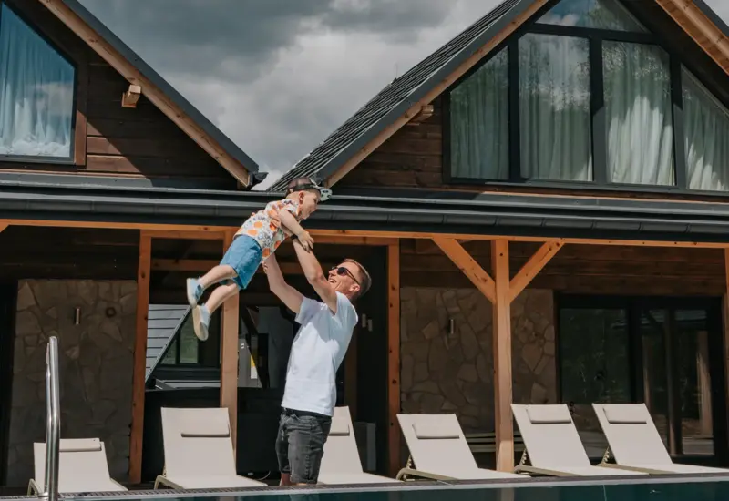 Basenowa strefa chilloutu z wygodnymi leżakami – Jabłonki Resort & SPA