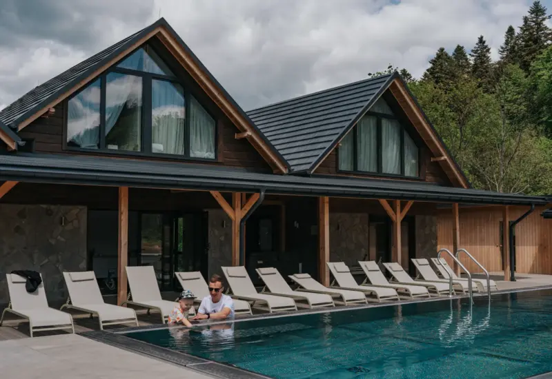 Komfortowe leżaki przy basenie – Jabłonki Resort & SPA