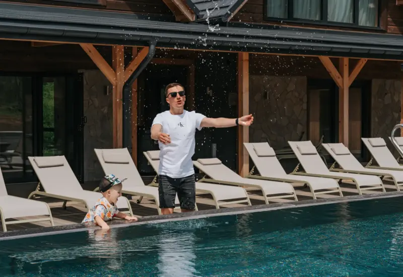 Wspólna zabawa przy basenie – Jabłonki Resort & SPA
