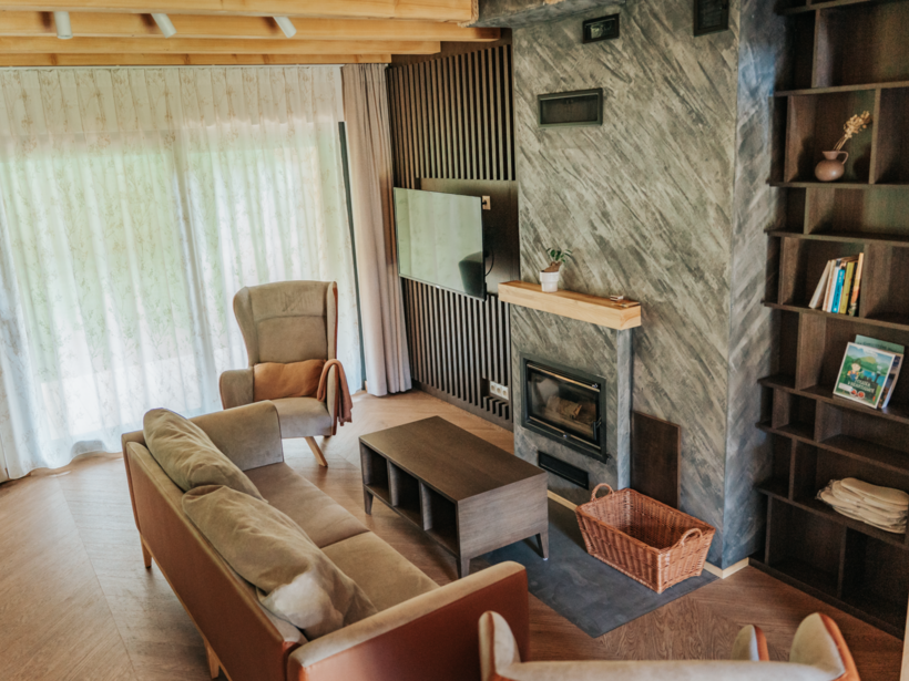Komfortowy salon z kominkiem - Jabłonki Resort & SPA