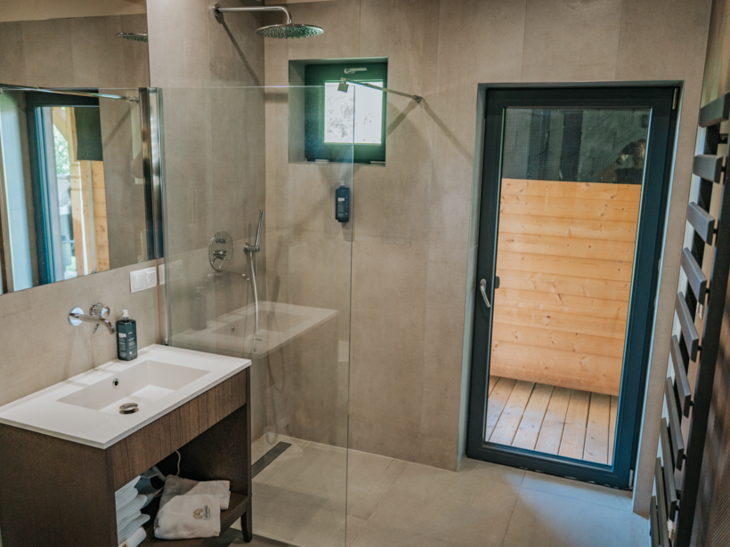 Nowoczesna łazienka z prysznicem – Jabłonki Resort & SPA