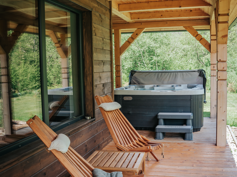 Drewniane leżaki na tarasie domku – Jabłonki Resort & SPA