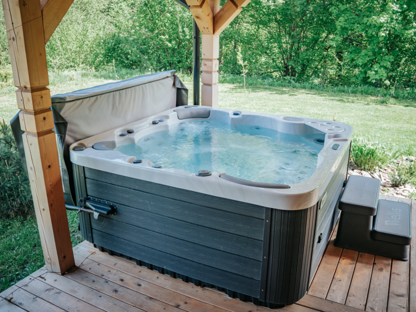 Jacuzzi z widokiem na las – Jabłonki Resort & SPA
