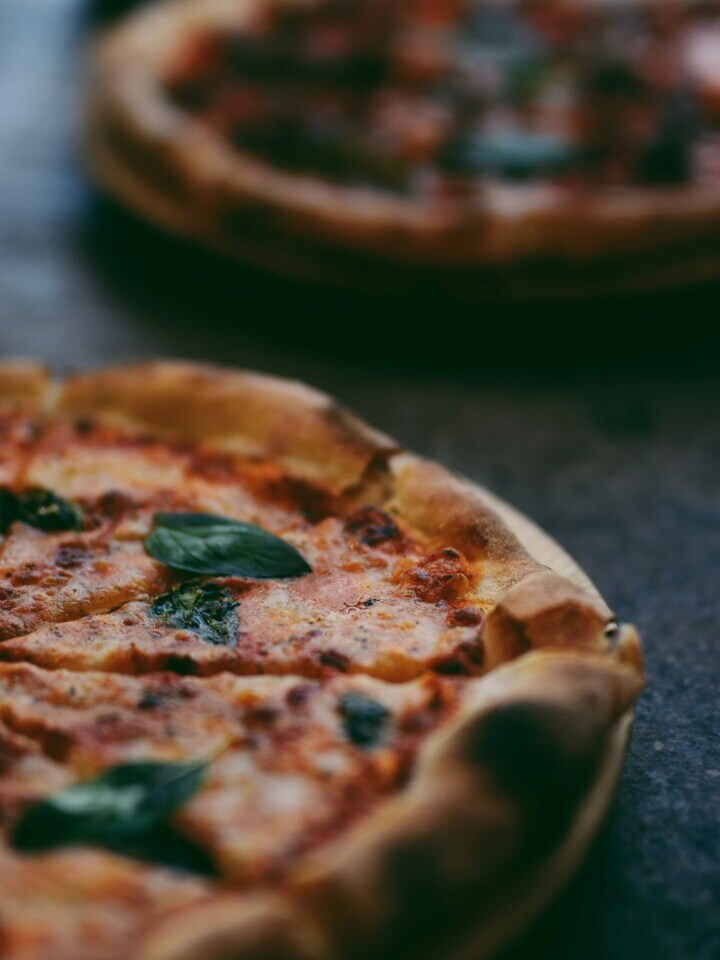 Pizza margherita z chrupiącą złotą skórką i świeżymi liśćmi bazylii na cienkim cieście, dostępna w ski-bar w Kompleksie Beskid. Ski Spytkowce