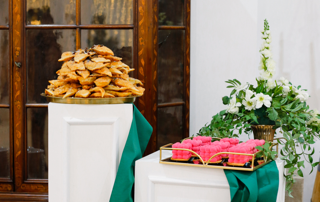 Elegancko rozłożone desery przygotowane na wesele