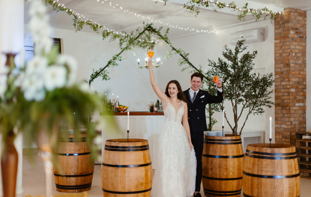 Para młoda we wnętrzu sali weselnej pośród dekoracji w stylu boho