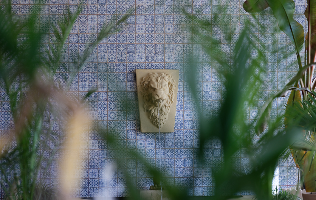 oranżeria kwiaty egzotyczne rośliny fontanna