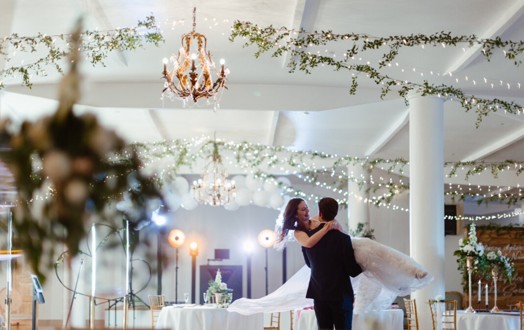 Para młoda w eleganckim wystroju sali weselnej Pod Arkadami