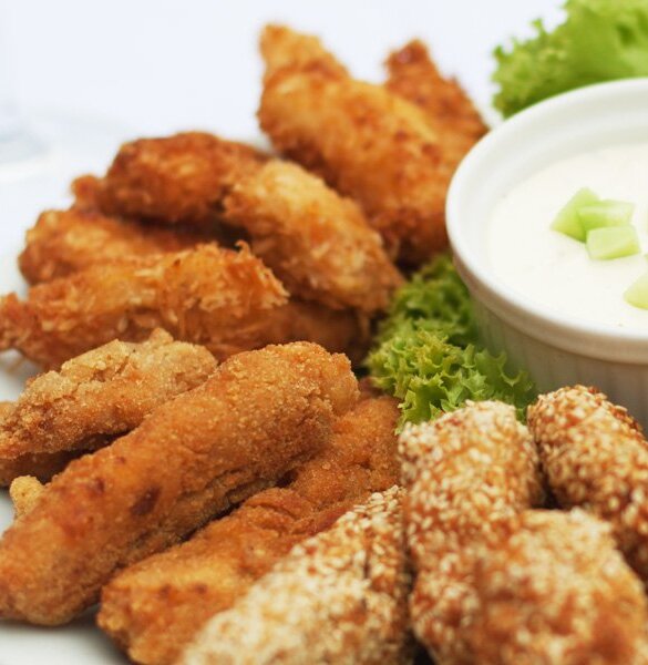 Przystawka: kawałki kurczaka w panierce z sosem czosnkowym