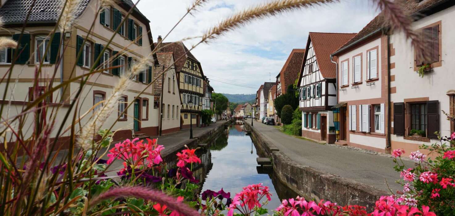Historische Altstadt Wissembourg mit Fachwerkhäusern und Kanal
