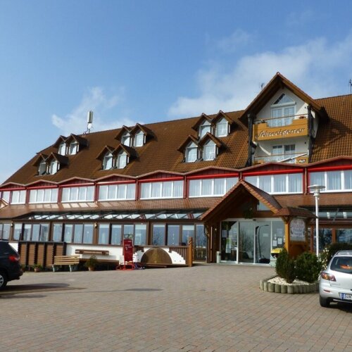 Hotel Schweigener Hof mit markanter Fassade und rotem Eingangsbereich