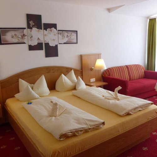 Junior Suite im Hotel mit Doppelbett, Sofa und viel Tageslicht