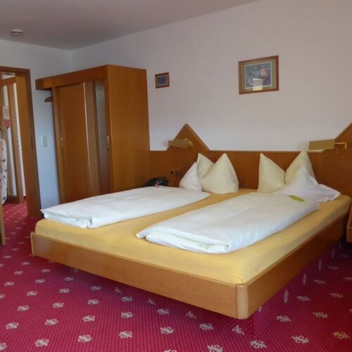 Komfort Doppelzimmer im Hotel mit großem Bett und klassischer Einrichtung