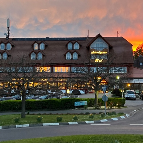 Hotel Schweigener Hof bei Sonnenuntergang mit beleuchtetem Eingang