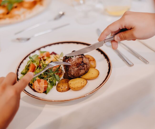 Albero Restaurant - BISTECCA DI MANZO - beef steak, fresh salad mix, roast potatoes.