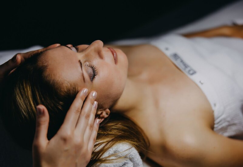 Strefa SPA&Wellness w Linea Mare - masaż twarzy w salonie kosmetycznym Dr Irena Eris Beauty Partner.