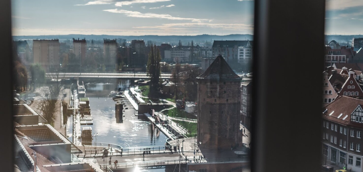 Widok na marinę jachtową na rzece Motława oraz basztę Stągiewna.