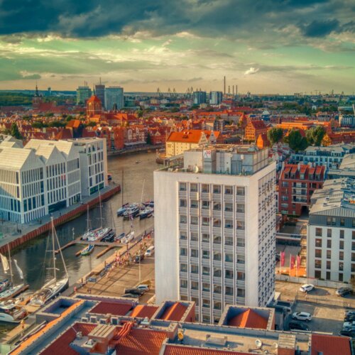 Widok z lotu ptaka na Stare Miasto w Gdańsku, marinę jachtową oraz Marina Club Hotel