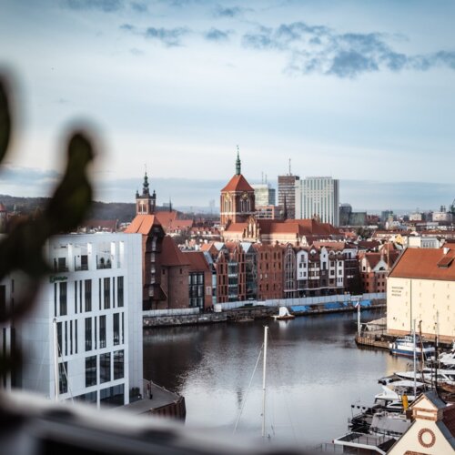 Widok na panoramę Gdańska, z urzekającym widokiem na koło widokowe.