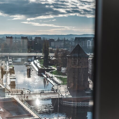 Widok na marinę jachtową na rzece Motława oraz basztę Stągiewna.