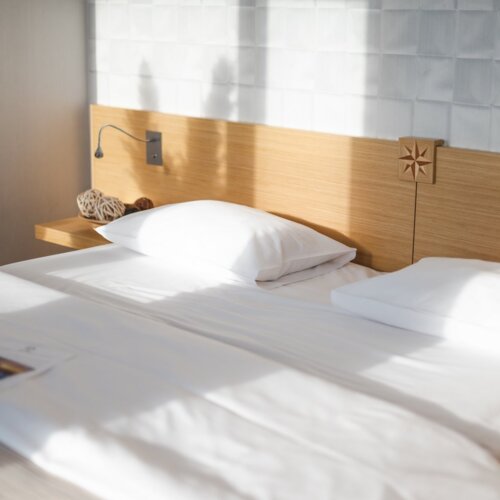 Komfortowe łóżko w hotelu Marina Club w Gdańsku.