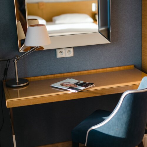 Czasopismo leżące na biurku hotelowym.