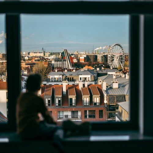 Pokój hotelowy z widokiem na panoramę Gdańska, z urzekającym widokiem na koło widokowe.