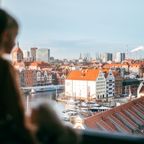 Urzekający widok na Stare Miasto oraz rzekę Motławę z zacisza luksusowego okna pokoju hotelowego.