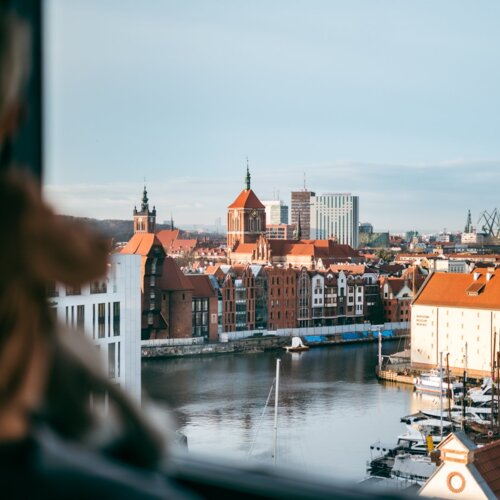 Urzekający widok na Stare Miasto oraz rzekę Motławę z zacisza luksusowego okna pokoju hotelowego.