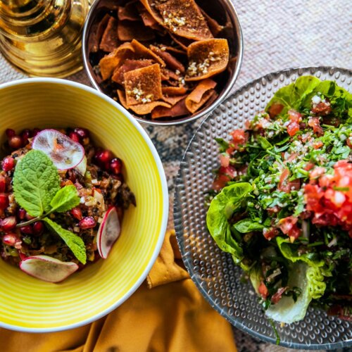 Drei Platten mit exotischen Gerichten.