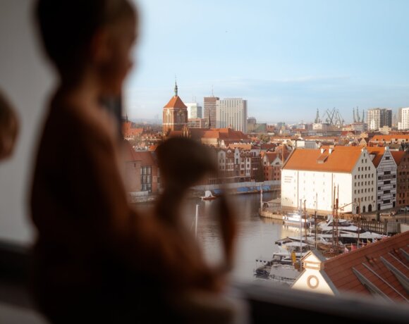 Hotelový pokoj s panoramatickým výhledem na Gdaňsk, s úchvatným výhledem na jachtařský přístav.