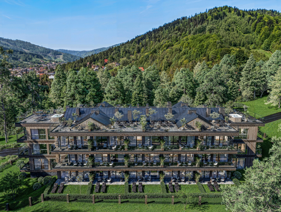 Modernes Holz-Hotel in den Bergen mit privaten Balkonen, Dachterrassen und Whirlpools, Liegen auf dem Rasen und Panoramablick ins bewaldete Tal