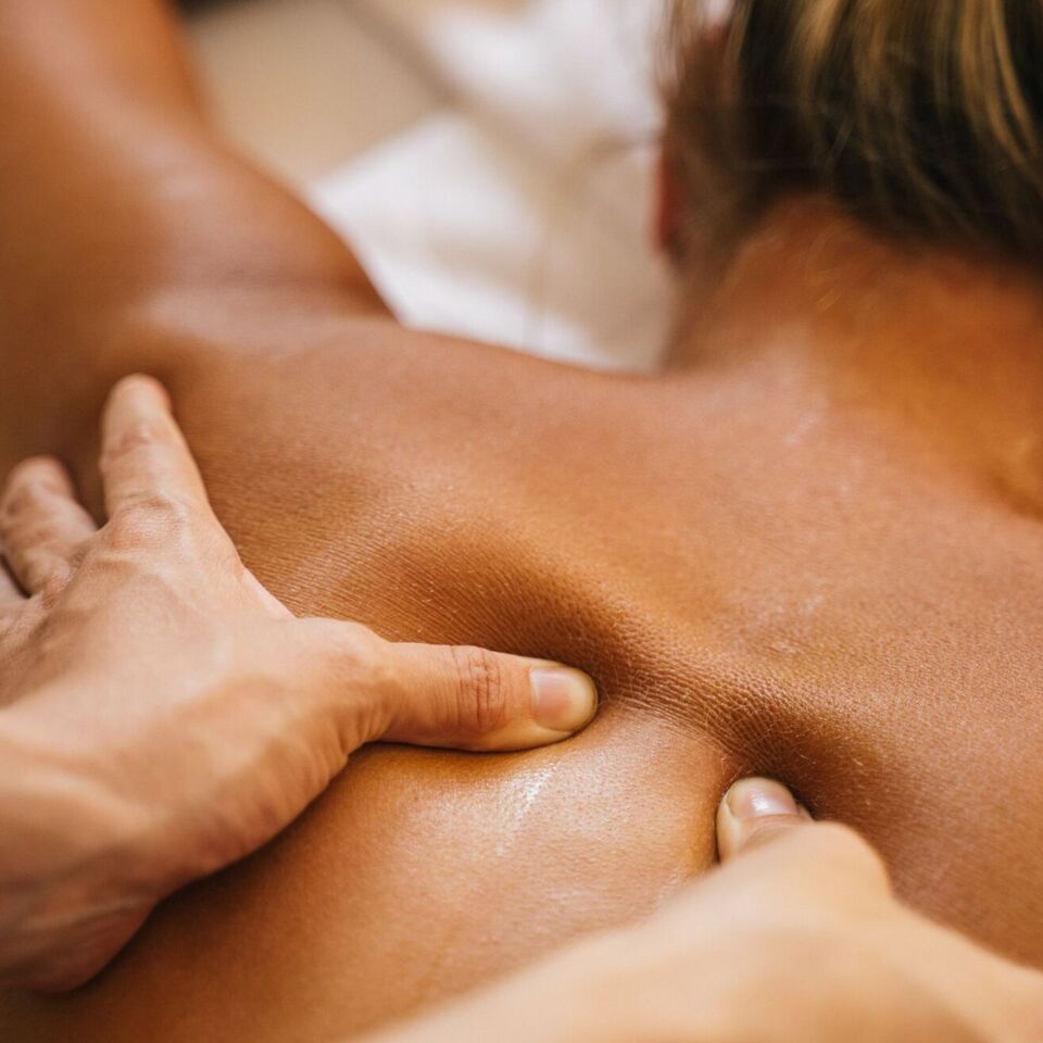 Terapeutyczny masaż pleców na naolejonej skórze, relaksacyjny zabieg na ramiona i górną część pleców