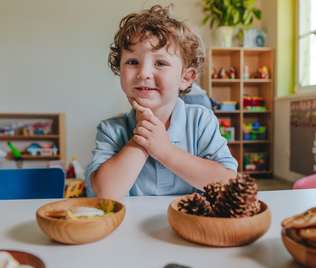 Wesoły chłopiec w pracowni edukacyjnej
