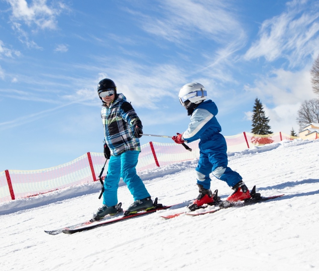 Dwoje dzieci na nartach – zimowa zabawa i aktywność na stoku
