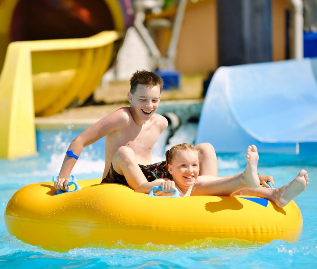 Dwoje dzieci bawiących się w wodzie na Termach Chochołowskich – rodzinny relaks i zabawa