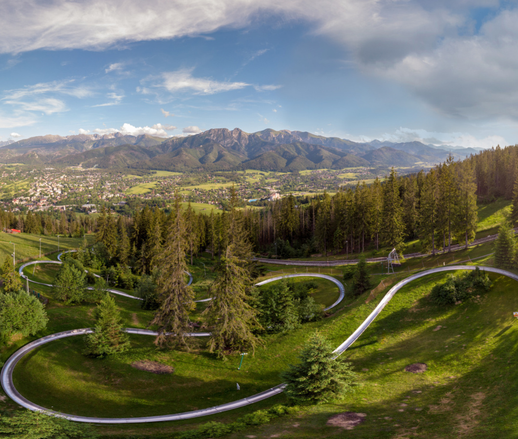Zjeżdżalnia grawitacyjna na tle gór – emocjonująca atrakcja na świeżym powietrzu
