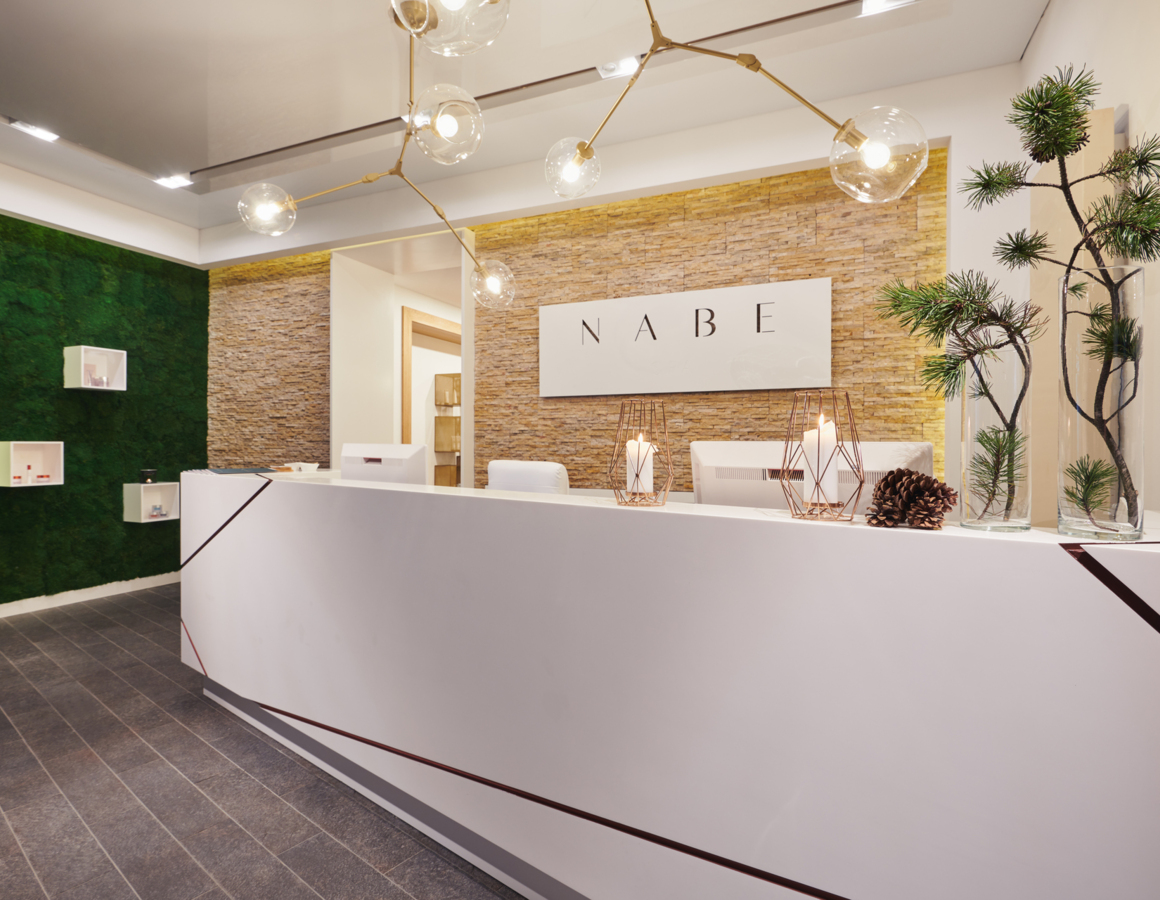 Nowoczesne, eleganckie wejście do recepcji spa w strefie wellness hotelu Nosalowy Dwór