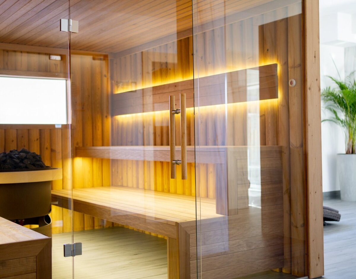 Oświetlona sala sauny w hotelowym spa, przygotowana do relaksu