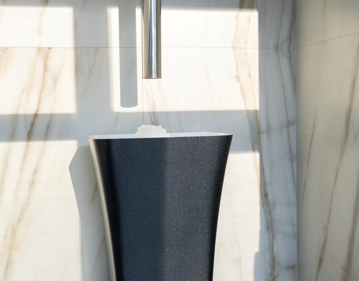 Lodospad w hotelowej strefie wellness jako element terapii schładzającej