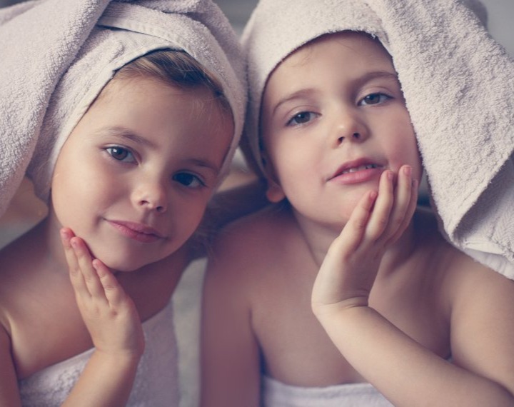 Dwoje dzieci owiniętych ręcznikami w NABE SPA Kids – chwila relaksu i zabawy