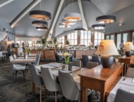 A modern restaurant with a bright and spacious interior.