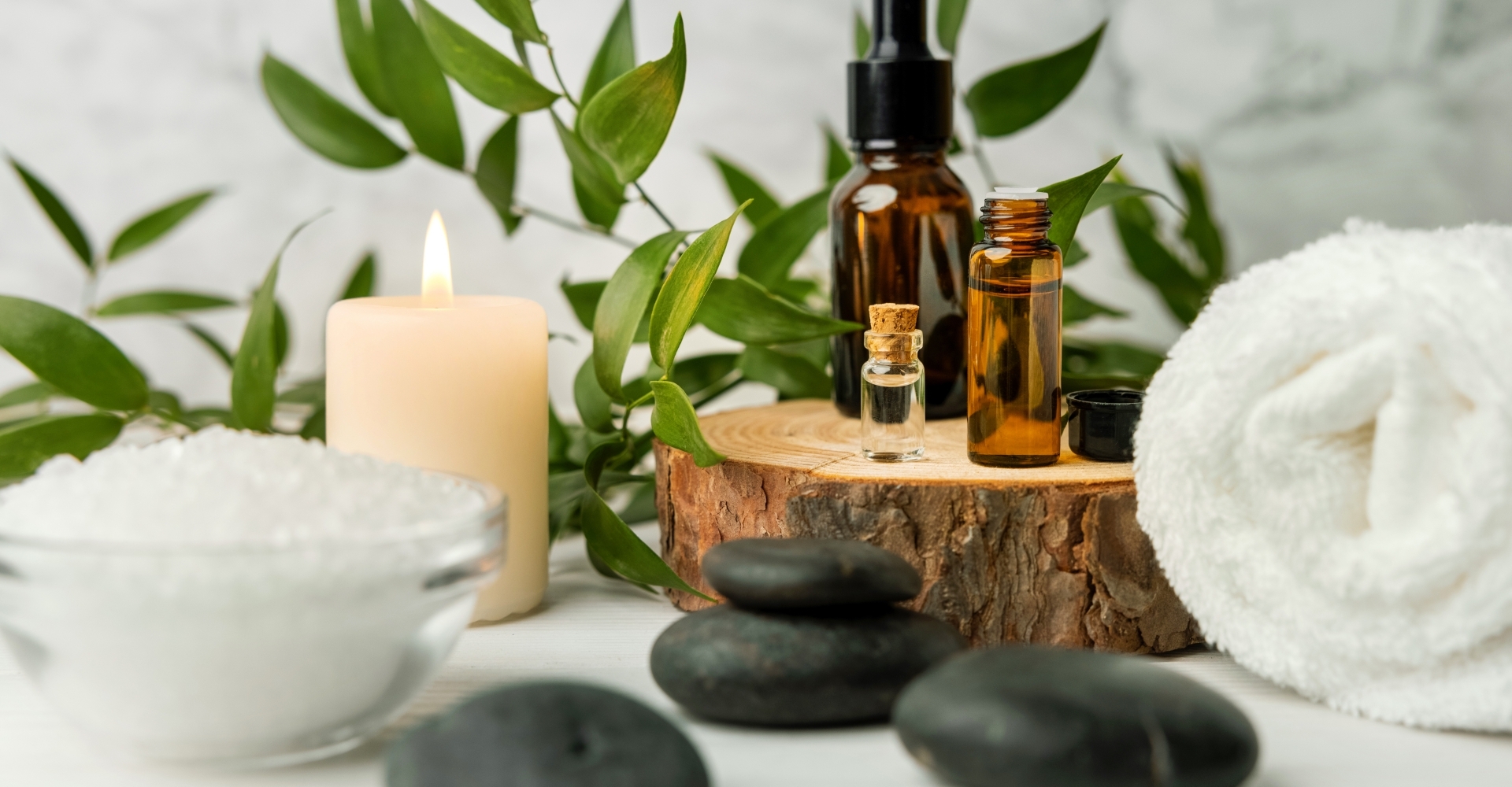 Zestaw aromatycznych olejków, świec i soli tworzących atmosferę relaksu w spa