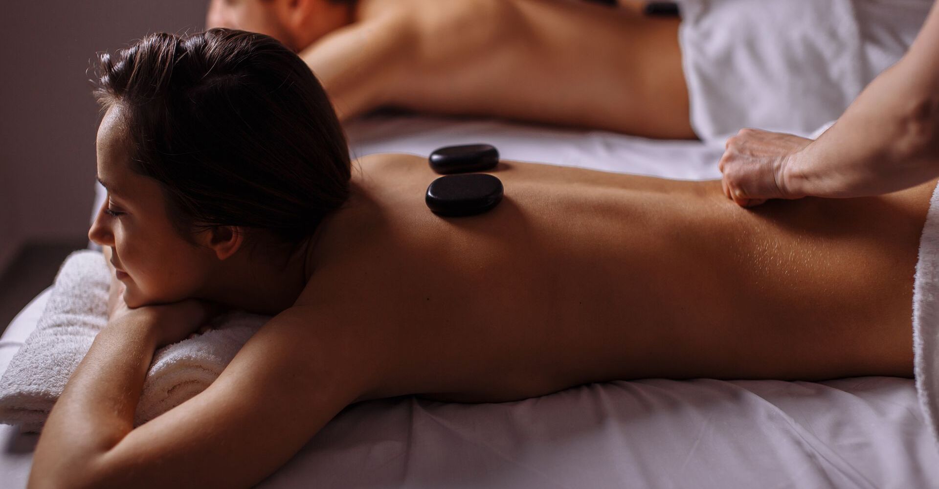 Relaksujący masaż w spokojnej strefie wellness