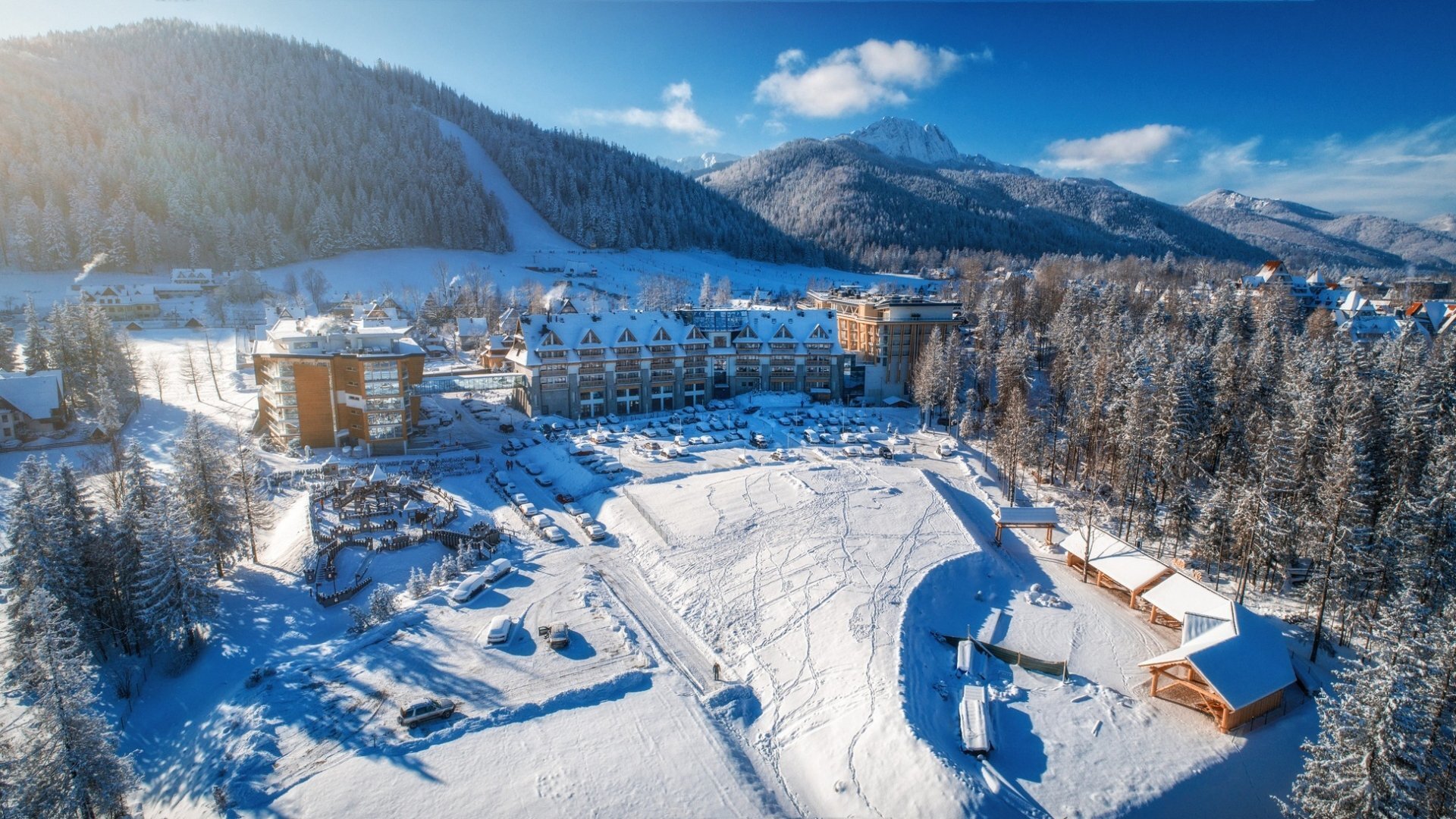 Nosalowy Dwór in winter – a hotel complex surrounded by snow, with a bird's-eye view of the mountain