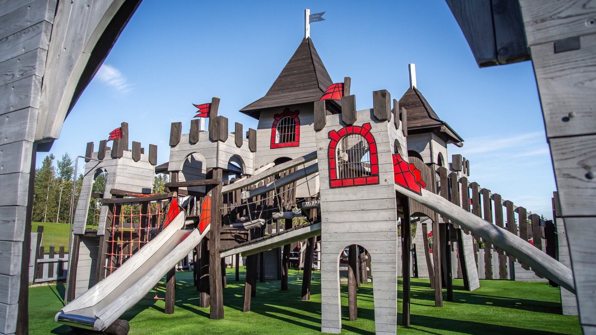 Kolorowy plac zabaw w kształcie zamku